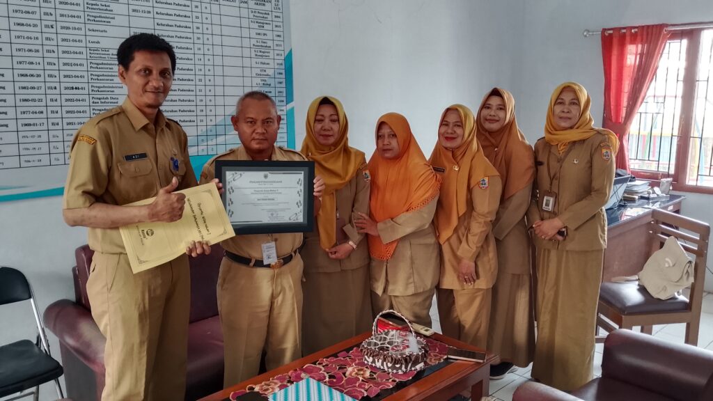 Penerimaan Penghargaan Juara 1 Posyandu Tingkat Kabupaten Kategori Kelurahan
