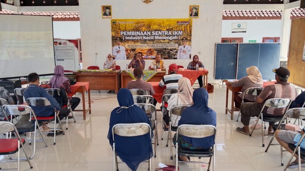 Kegiatan Pembinaan Sentra Industri Kecil Menengah (IKM) Kaos Kaki Kelurahan Paduraksa